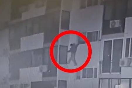 지난달 27일 경북 안동의 한 아파트에 괴한이 침입하고 있다. 그가 3층에서 4층 사이 복도 창문을 통해 피해자가 사는 집으로 침입하기까지 시간은 단 15초였다. /독자 제공