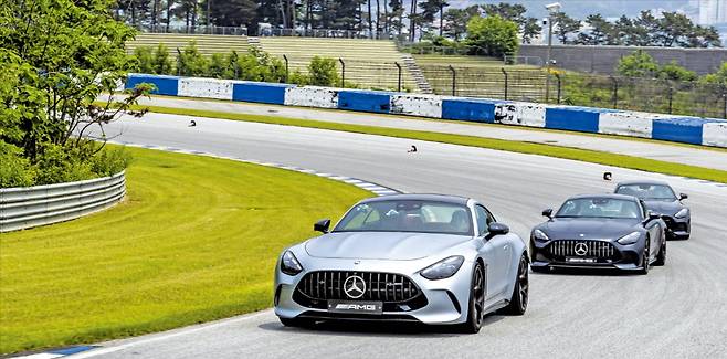 메르세데스벤츠의 고성능차인 AMG GT 55 4MATIC+가 경기 용인 에버랜드 스피드웨이 서킷을 질주하고 있다. 메르세데스벤츠코리아 제공