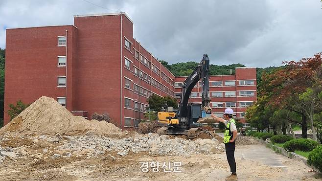 전북 남원시가 서남대 폐교 이후 공사가 멈춘 건축물을 철거하고 있다. 김창효 선임기자