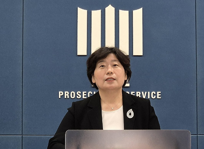 12·3 비상계엄 사건'을 수사하는 조은석 내란 특검팀의 박지영 특검보가 24일 서울 서초구 서울고등검찰청 기자실에서 윤석열 전 대통령에 대해 특수공무집행방해 혐의 등으로 체포영장을 전격 청구했다는 내용을 브리핑하고 있다. 연합뉴스