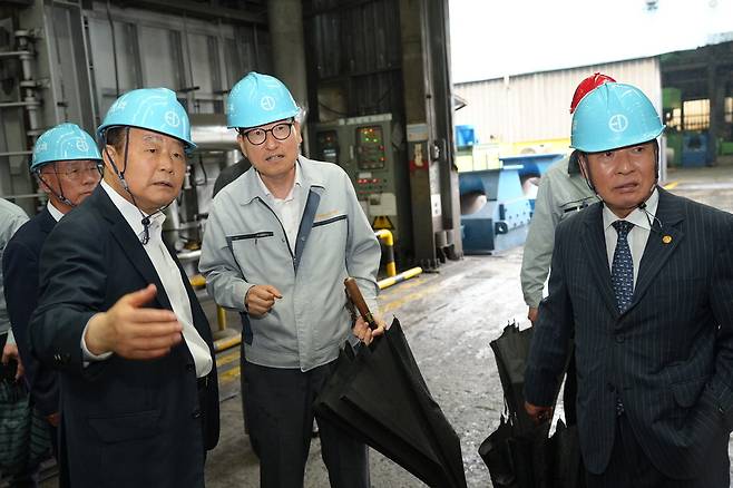24일 부산 강서구 녹산산업단지에 있는 기업 태광에서 부산상공회의소 현장간담회가 열렸다. 이날 양재생 부산상의 회장과 윤성덕 태광 회장(앞줄 왼쪽 첫째부터)이 현장을 둘러보며 경영 애로사항을 이야기하고 있다. 부산상의