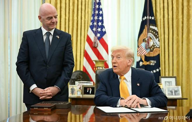 도널드 트럼프 미국 대통령이 7일(현지시간) 워싱턴 백악관에서 잔니 인판티노 FIFA 회장과 만나 “캐나다, 멕시코와 벌이고 있는 '관세 갈등'이 내년 미국·캐나다·멕시코 3국이 공동 개최하는 FIFA 월드컵을 더 흥미롭게 만들 것”이라고 말하고 있다. 2025.03.08 /사진=ⓒ AFP=뉴스1 Copyright (C) 뉴스1. All rights reserved. 무단 전재 및 재배포, AI학습 이용 금지.