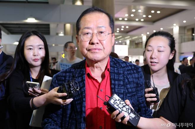 국민의힘 대선 후보 경선에서 탈락한 뒤 정계 은퇴를 선언하고 하와이에 체류했던 홍준표 전 대구시장이 17일 인천 중구 인천국제공항 제1터미널을 통해 귀국한 뒤 이동하고 있다. 2025.06.17. /사진=뉴시스 /사진=권창회