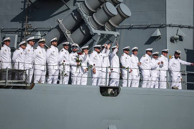 4월11일(현지시간) 독일 해군의 프리깃함 F222 바덴-뷔르템베르크호가 540일간의 항해를 마치고 독일 빌헬름스하펜 항구에 도착한 가운데 승조원들이 갑판 위에 서 있다./AFPBBNews=뉴스1