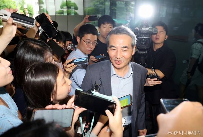 (서울=뉴스1) 황기선 기자 = 윤석열 전 대통령의 부인 김건희 여사 의혹 관련 사건 수사를 맡은 민중기 특별검사가 24일 오전 서울 서초구 사무실로 들어서며 취재진 질문에 답하고 있다. 2025.6.24/뉴스1 Copyright (C) 뉴스1. All rights reserved. 무단 전재 및 재배포, AI학습 이용 금지. /사진=(서울=뉴스1) 황기선 기자
