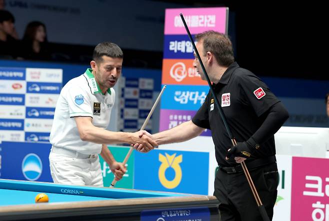 무라트 나지 초클루가 다니엘 산체스를 4-1로 꺾고 두 번째 우승을 차지했다. 경기 고양 킨텍스 PBA스타디움에서 열린 우리금융캐피탈 PBA-LPBA 챔피언십 PBA결승전에 출전한 무라트(왼쪽)와 다니엘 산체스의 모습. /사진=프로당구협회(PBA) 제공