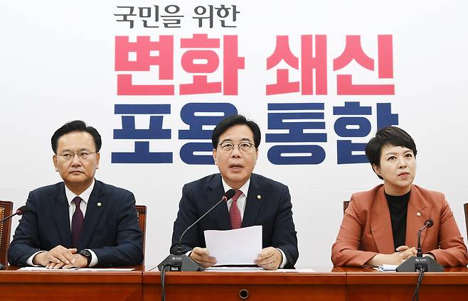 송언석 국민의힘 원내대표가 24일 오전 서울 여의도 국회에서 열린 원내대책회의에 참석해 발언하고 있다. 이상섭 기자