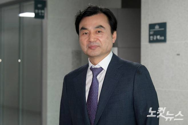 국방부 장관 후보자로 지명된 더불어민주당 안규백 의원이 23일 서울 여의도 국회 의원회관 의원실을 나서고 있다. 윤창원 기자