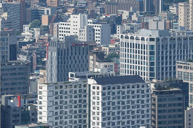 국가 R&D 예산 배분과 관련해 한국과학기술기획평가원 관계자는 CBS노컷뉴스에 수치상 수도권보다 비수도권이 많아보여도 실상을 따져보면 기회는 여전히 수도권에 편중되어 있다고 설명했다. 사진은 남산에서 바라본 서울 도심. 연합뉴스