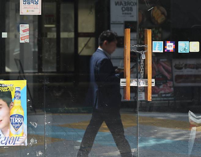 서울 시내 한 폐업한 식당의 문이 굳게 잠겨있다. 통계청에 따르면 올해 1분기 국내 경기 위축 등으로 개인사업자 대출이 있는 사업장 약 362만개 중 50만개는 폐업 상태인 것으로 조사됐다. 겉보기엔 '기회가 집중된 도시'로 보이지만, 실제로는 많은 이들이 높은 주거비와 부채 부담 속에서 살아가고 있는 셈이다. 연합뉴스
