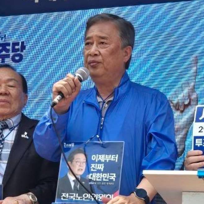 지난 5월 28일 강원도 춘천에서 선거 운동 중인 유성엽 전 국회의원. 페이스북 캡처