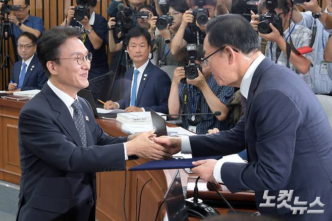 김민석 국무총리 후보자가 24일 서울 여의도 국회에서 열린 인사청문회에서 선서문을 전달하고 있다. 윤창원 기자