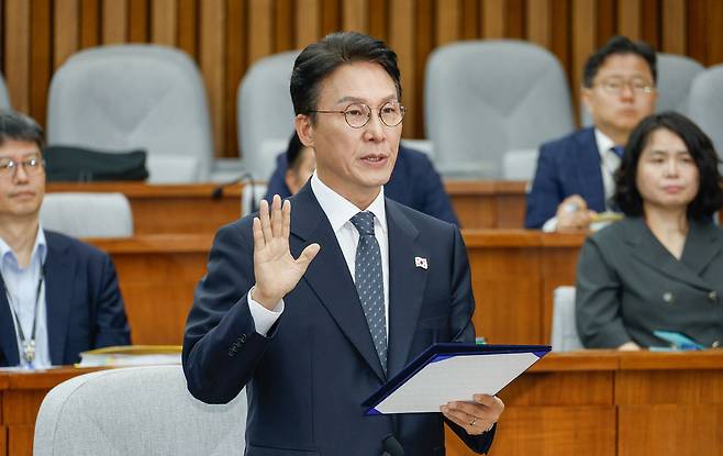 김민석 국무총리 후보자가 24일 서울 여의도 국회에서 열린 국무총리 임명동의안 심사를 위한 인사청문회에서 선서를 하고 있다.