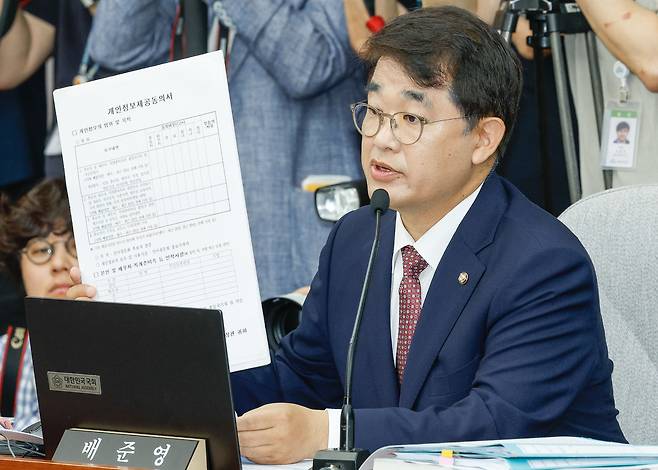 국민의힘 배준영 의원이 24일 서울 여의도 국회에서 열린 국무총리(김민석) 임명동의안 심사를 위한 인사청문회에서 자료 제출 관련 발언을 하고 있다.