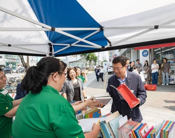김경호 서울 광진구청장이 지난해 알뜰도서 무료 교환시장에서 참가자들과 대화를 나누고 있다. 광진구 제공