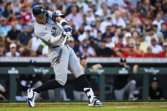 애런 저지(뉴욕 양키스)가 24일(한국시간) 미국 오하이오주 신시내티의 그레이트 아메리칸 볼파크에서 열린 2025 미국 프로야구 메이저리그(MLB) 정규시즌 신시내티 레즈와의 원정 경기에서 홈런을 치고 있다. 로이터 연합뉴스