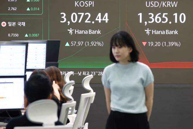 코스피 지수가 이스라엘과 이란의 완전한 휴전 합의 소식에 힘입어 24일 3060대에서 강세 출발한 24일 서울 중구 하나은행 딜링룸 현황판에 코스피 지수 등이 표시되고 있다. 하나은