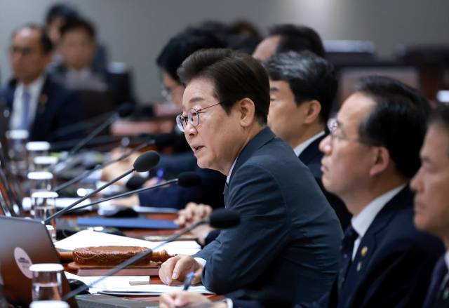 이재명 대통령이 24일 서울 용산 대통령실 청사에서 열린 국무회의를 주재하며 발언하고 있다. 연합뉴스