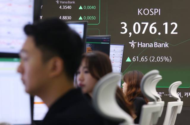 24일 코스피가 이스라엘과 이란의 완전한 휴전 합의 소식에 힘입어 3년 9개월 만에 3100 돌파에 성공했다. 연합뉴스