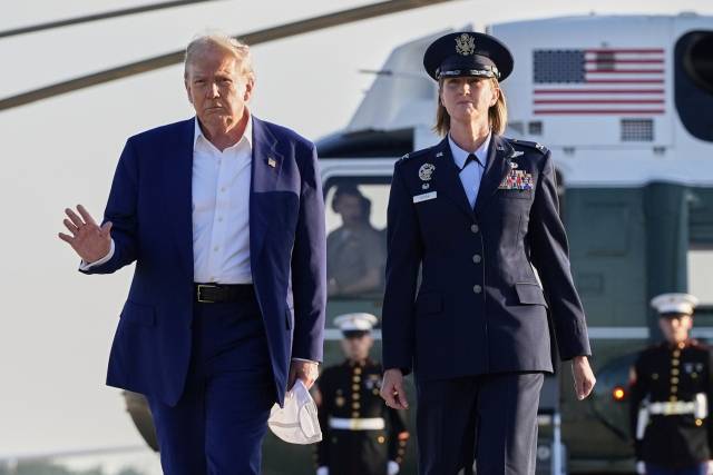 도널드 트럼프(왼쪽) 미국 대통령이 24일(현지 시간) 메릴랜드주 앤드루스 합동기지에서 앤젤라 F 오초아 미 공군 대령(제89항공수송비행단 지휘관)의 안내를 받으며 북대서양조약기구(NATO·나토) 정상회의가 열리는 네덜란드 헤이그로 떠나는 비행기로 걸어가고 있다. AP연합뉴스