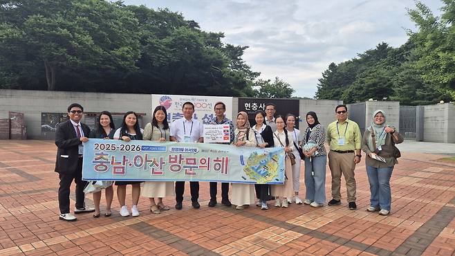 4개국 지자체 공무원 현충사 방문 기념 사진 ⓒ아산시