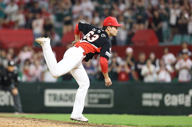 KIA 이호민은 22일 인천 SSG와 원정경기에서 0.2이닝 무실점으로 활약해 데뷔 3경기 만에 프로 첫 승을 챙겼다. 사진제공|KIA 타이거즈