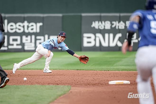 롯데 전민재가 22일 사직구장에서 열린 삼성과 홈경기 도중 유격수 방면으로 향한 타구를 잡기 위해 몸을 뻗고 있다. 사진제공|롯데 자이언츠