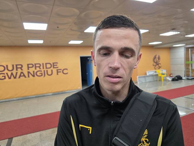 아사니가 지난 22일 광주월드컵경기장에서 열린 K리그1 대전 하나시티즌과 홈경기에서 2-2로 비긴 뒤 자신의 이적설에 대해 이야기하고 있다. 황민국 기자