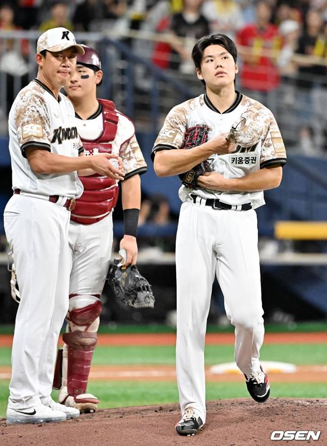 김윤하(오른쪽)가 5회초 무사 만루 위기를 자초한 뒤 강판되고 있다.
