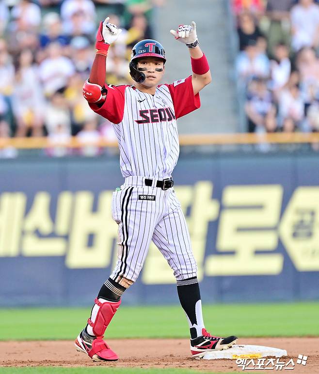 LG 트윈스 외야수 박해민이 지난 22일 잠실 두산전에서 3안타 1볼넷 3타점으로 맹활약했다. 박해민은 올 시즌 볼넷 리그 4위로 시즌 아웃 판정을 받은 홍창기의 출루율 공백을 메우고 있다. 박해민은 올 시즌 종료 뒤 두 번째 FA 자격을 취득한다. 엑스포츠뉴스 잠실, 김한준 기자