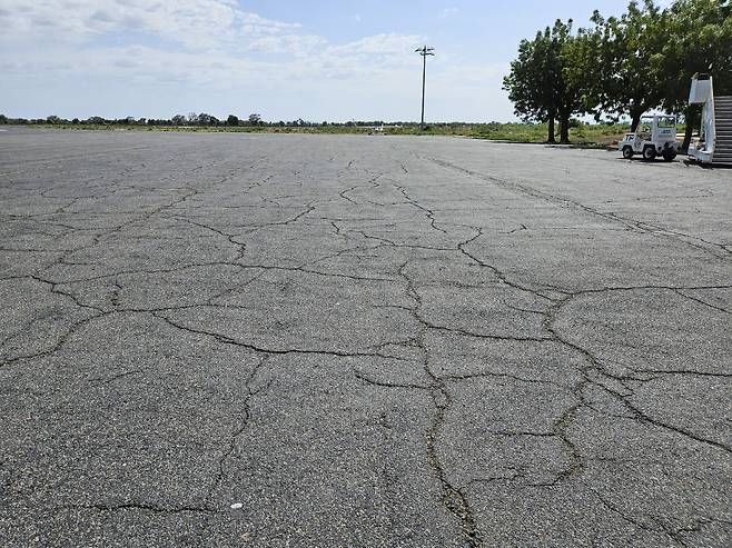 카메룬 마루아 공항의 활주로 (마루아<카메룬>=연합뉴스) 노재현 기자 = 지난 9일(현지시간) 카메룬 최북단주 마루아의 공항 활주로. 2025.6.24 nojae@yna.co.kr