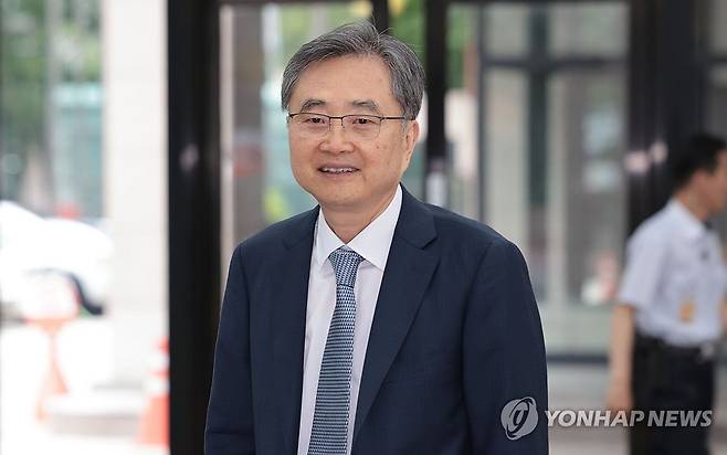 첫 출근하는 조현 외교부 장관 후보자 (서울=연합뉴스) 김인철 기자 = 조현 외교부 장관 후보자가 24일 서울 종로구에 마련된 인사청문회 준비 사무실로 출근하고 있다. 2025.6.24 yatoya@yna.co.kr