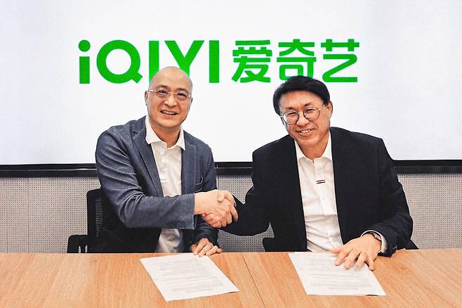 SBS 자회사 스튜디오프리즘, 중국 OTT 아이치이와 MOU 왼쪽부터 아이치이 양샹화 영화 및 해외사업 총재·스튜디오 프리즘 김용재 글로벌사업센터장