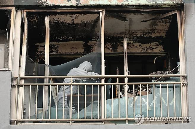 '자매 참변' 아파트 화재에 합동감식 (부산=연합뉴스) 박성제 기자 = 24일 오전 어린이 2명이 숨지고 다친 부산진구의 한 아파트 화재 현장에서 소방당국과 경찰 등 관계 기관이 합동감식을 벌이고 있다. 이날 오전 4시 15분께 한 아파트 4층에서 부모가 일을 나간 사이 불이 나 10살 언니가 숨지고 7살 동생이 중태다. 2025.6.24 psj19@yna.co.kr