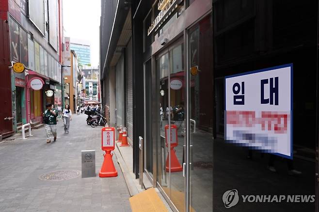 '코로나 빚 탕감' 규모 커지고 속도 빨라진다…배드뱅크 본격화 (서울=연합뉴스) 윤동진 기자 = 이재명 정부 출범에 맞춰 소상공인 등 취약계층의 채무 소각을 위한 '배드뱅크' 설립 논의가 본격화됐다. 8일 금융당국과 정치권에 따르면 금융위원회는 이재명 대통령의 주요 공약으로 언급된 코로나 대출 탕감·조정 방안을 구체화하는 작업에 착수했다. 사진은 8일 서울 명동 거리. 2025.6.8 mon@yna.co.kr