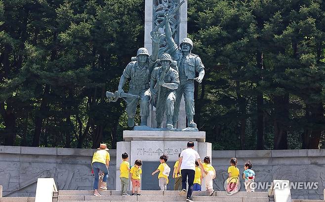 자유 수호의 탑 찾은 어린이들 (인천=연합뉴스) 임순석 기자 = 6.25전쟁 발발 75주년을 앞둔 23일 인천 연수구 인천상륙작전기념관을 찾은 어린이들이 자유 수호의 탑에 참배하기 위해 계단을 오르고 있다. 2025.6.23 soonseok02@yna.co.kr