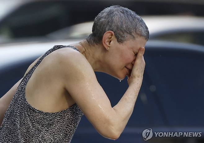 더위를 식히는 뉴욕 시민 (뉴욕 UPI=연합뉴스) 한 뉴욕 시민이 23일(현지시간) 시내 소방전에서 흘러나온 물로 세수를 하면서 더위를 식히고 있다. 2025.6.23 photo@yna.co.kr