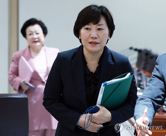 국무회의 참석하는 송미령 농식품부 장관 (서울=연합뉴스) 홍해인 기자 = 송미령 농림축산식품부 장관이 24일 서울 용산 대통령실 청사에서 열린 국무회의에 참석하고 있다. 2025.6.24 hihong@yna.co.kr