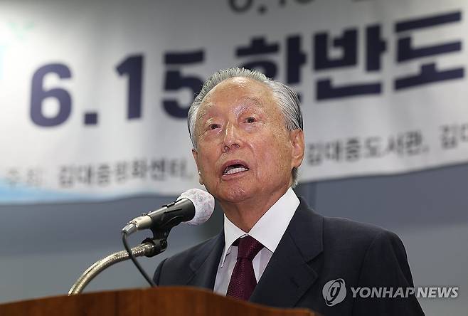 축사하는 권노갑 김대중재단 이사장 (서울=연합뉴스) 김성민 기자 = 권노갑 김대중재단 이사장이 12일 서울 마포구 연세대학교 김대중도서관에서 열린 6.15 남북정상회담 25주년 기념식에서 축사하고 있다. 2025.6.12 ksm7976@yna.co.kr