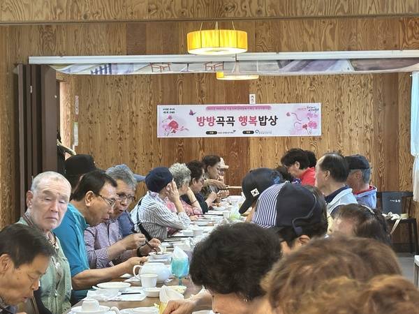 사회복지법인 삼동회 명천실버복지관(관장 이미화)은 지난 10일 KBS강태원복지재단의 후원을 받아 어르신 외식지원사업인 '방방곡곡 행복밥상'행사를 성공적으로 진행했다.