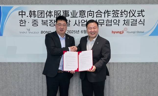형지글로벌이 지난 20일 중국에서 빠오시니아그룹의 자회사 보노(BONO)와 한중 복장조달에 관한 업무협약을 체결했다. 협약식 후 최준호 형지글로벌 부회장(오른쪽)과 장양삥 보노 총경리(왼쪽)이 기념 촬영을 하고 있다. / 사진=패션그룹형지