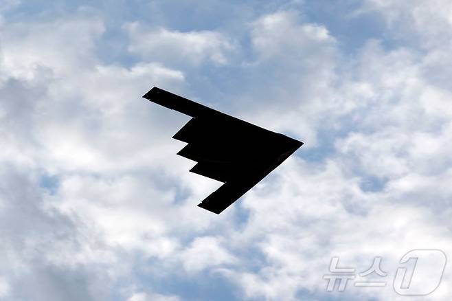 2020년 7월 4일, 미국 워싱턴 D.C.에서 열린 독립기념일 행사에서 B-2 스텔스 폭격기가 내셔널 몰의 워싱턴 기념탑 상공을 비행하고 있다.2020.07.04. ⓒ AFP=뉴스1 ⓒ News1 권영미 기자