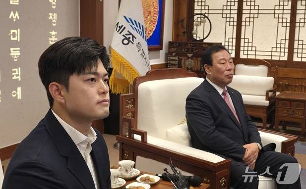 김용태 국민의힘 비상대책위원장(왼쪽)과 최민호 세종시장이 25일 세종시청에서 만나 기자들의 질문을 듣고 있다. / 뉴스1