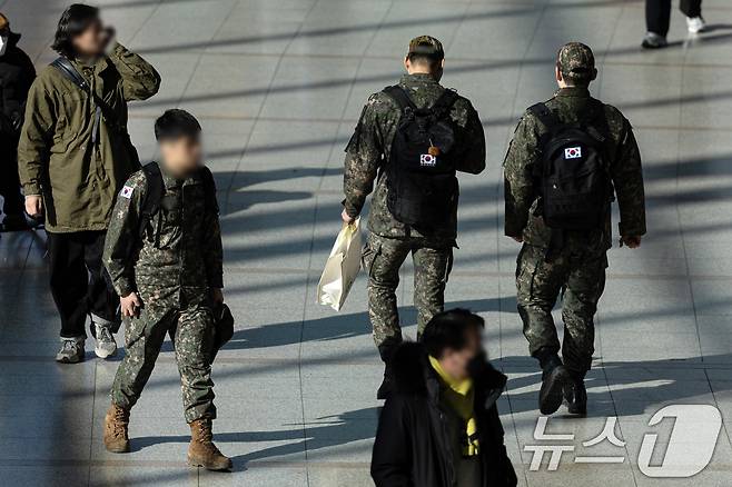 서울역에서 장병들이 걸음을 옮기고 있다. 2025.1.17/뉴스1 ⓒ News1 이승배 기자