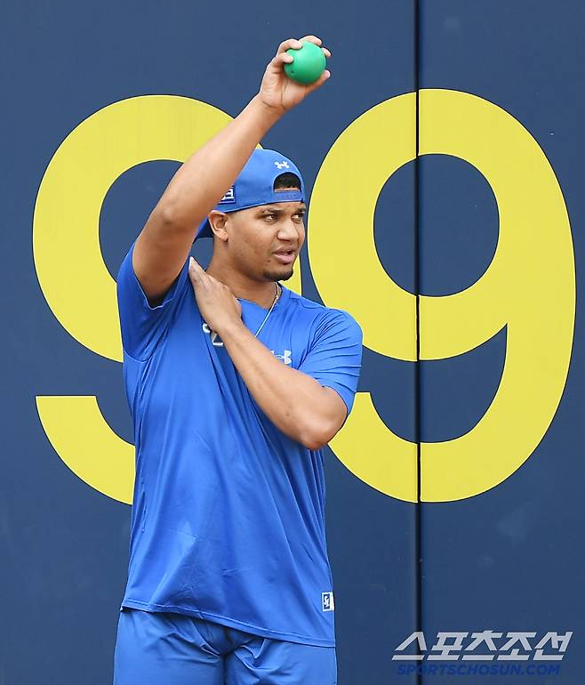 19일 대구 라이온즈파크. 삼성의 새 외국인 투수 헤르손 가라비토가 선수단에 합류해 훈련을 시작했다. 가라비토가 몸을 풀고 있다. 대구=정재근 기자 cjg@sportschosun.com/2025.6.19/