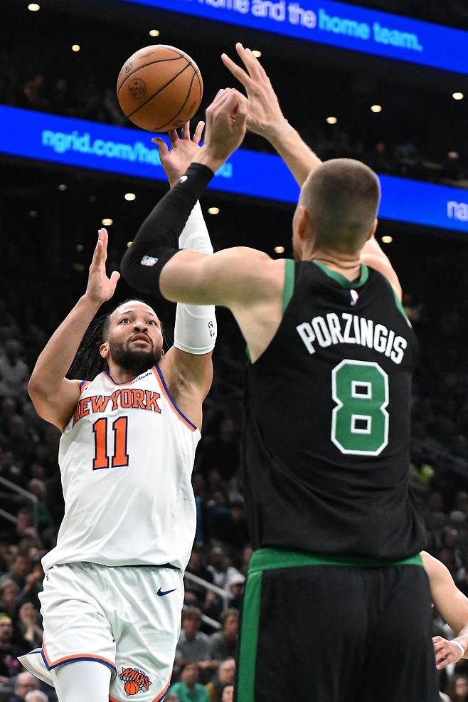 BOSTON, MASSACHUSETTS - MAY 14: Jalen Brunson #11 of the New York Knicks shoots the ball against Kristaps Porzingis #8 of the Boston Celtics during the second quarter in Game Five of the Eastern Conference Second Round NBA Playoffs at TD Garden on May 14, 2025 in Boston, Massachusetts. NOTE TO USER: User expressly acknowledges and agrees that, by downloading and or using this photograph, User is consenting to the terms and conditions of the Getty Images License Agreement. Brian Fluharty/Getty Images/AFP (Photo by Brian Fluharty / GETTY IMAGES NORTH AMERICA / Getty Images via AFP)
<저작권자(c) 연합뉴스, 무단 전재-재배포, AI 학습 및 활용 금지>