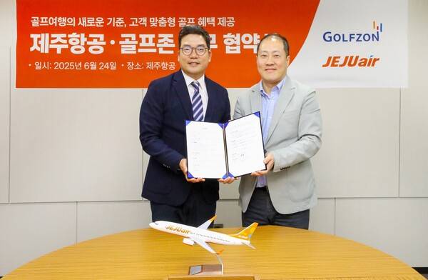 정재필 제주항공 커머셜본부장(사진 오른쪽)과 손장순 골프존 플랫폼사업본부장이 지난 24일 서울 강서구에 위치한 제주항공 서울지사에서 골프 인프라 활용 공동 마케팅 추진을 위한 업무제휴를 진행한 뒤 기념촬영을 하고 있다. ⓒ제주항공