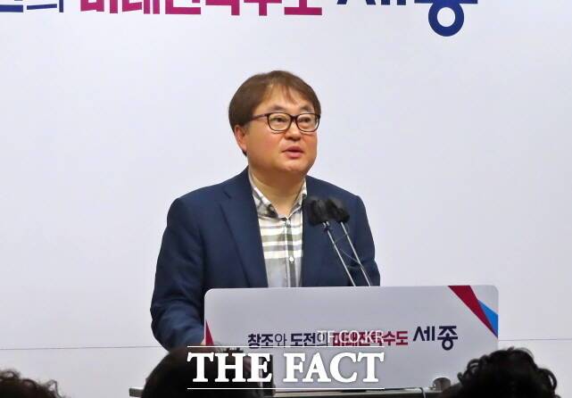김현기 경제산업국장이 25일 시청 브리핑룸에서 기자회견을 하고 있다. /김형중 기자