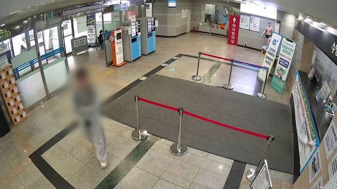 옷장 털이범이 경남 창원의 한 실내수영장 남자탈의실로 향하고 있다. 경남경찰청 제공
