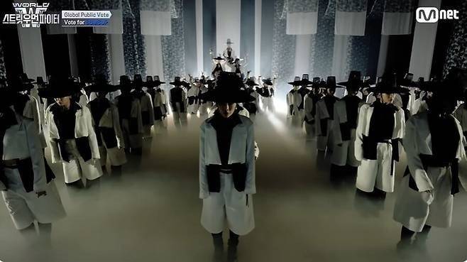 엠넷 '월드 오브 스트릿 우먼 파이터'에서 한국 댄서 팀 '범접'이 저승사자 컨셉의 무대를 선보이고 있다. /엠넷